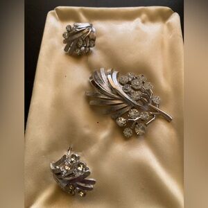 Vintage Trifari feather brooch and earrings set